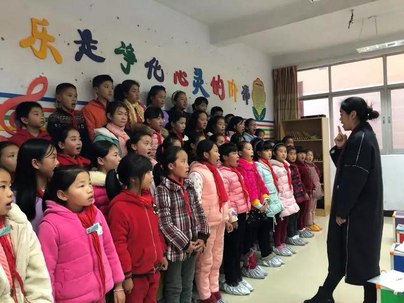 刘然华老师指导白云山小合唱队训练.jpg 刘然华老师指导白云山小合唱队训练.jpg