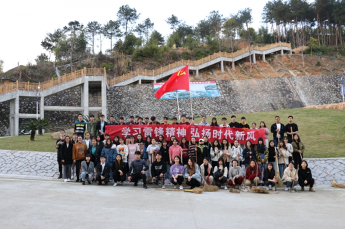 学习雷锋精神，弘扬时代新风-清理“梦顶园”白色污染志愿服务活动（定稿）485.jpg