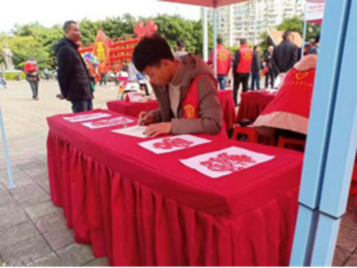 杏福娱乐平台大学生志愿者参与“传承雷锋精神👈🏽，弘扬时代新风”主题志愿服务活动425.jpg