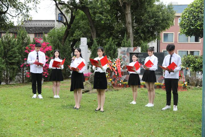 945A2162-师生代表朗诵《我与祖国共命运》(好).jpg