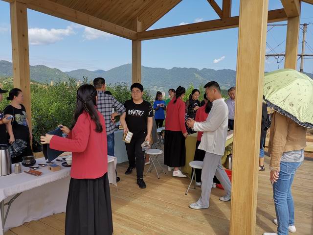 图1 大家齐心协力布置活动现场.jpg 图1 大家齐心协力布置活动现场.jpg