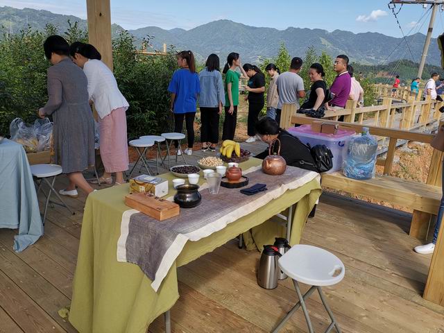 图2 大家齐心协力布置活动现场.jpg 图2 大家齐心协力布置活动现场.jpg