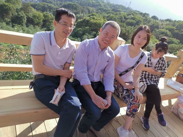 图4 活动现场我系工会会员与校工会主席郑立清交流.jpg 图4 活动现场我系工会会员与校工会主席郑立清交流.jpg