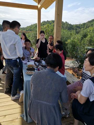 图6 活动现场我系工会会员与校工会副主席林青交流.jpg 图6 活动现场我系工会会员与校工会副主席林青交流.jpg