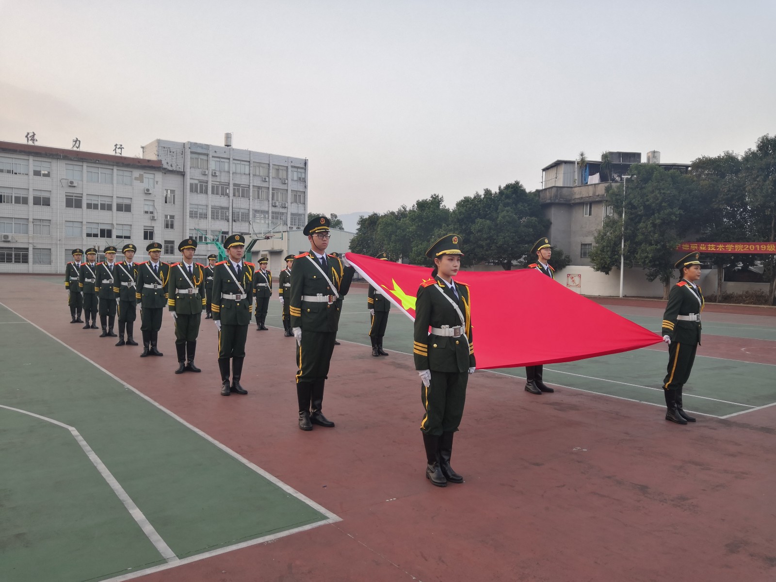 升旗1.jpg 升旗1.jpg