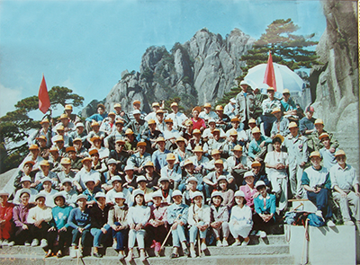 定期组织员工赴国内外著名景点观光旅游.png