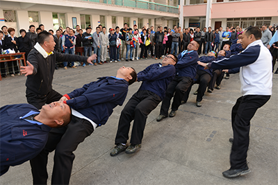 寿宁县第七届运动会拔河比赛冠军(图为🙎🏿:公司常务副总杨辉和副总肖传周在现场指挥).png