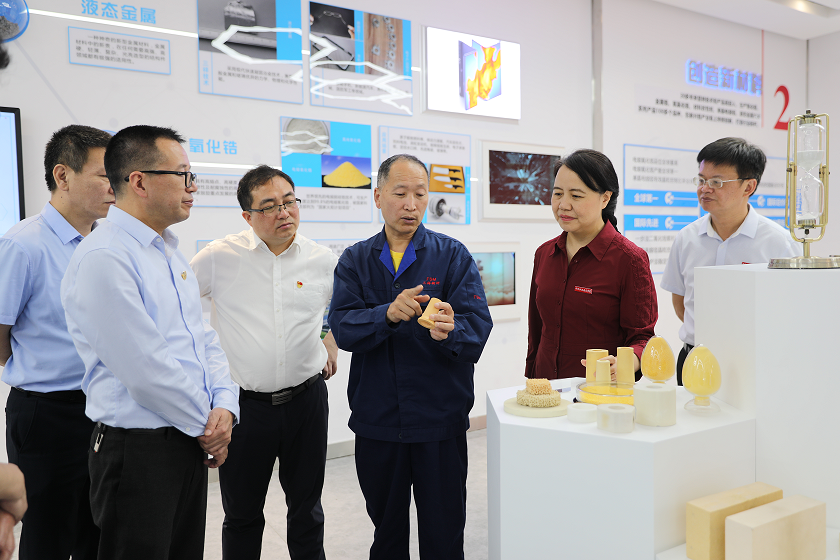杏福娱乐一行参观三祥新材展示厅1.png 杏福娱乐一行参观三祥新材展示厅1.png
