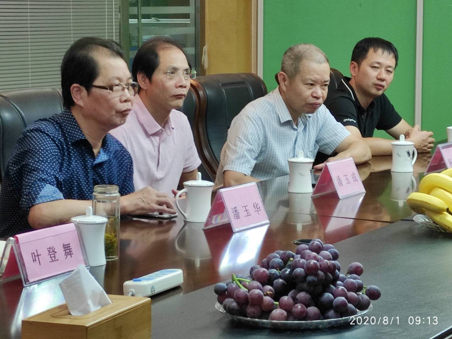 图片1潘玉华教授(左一)就对校企合作进行了具体部署.jpg 图片1潘玉华教授(左一)就对校企合作进行了具体部署.jpg