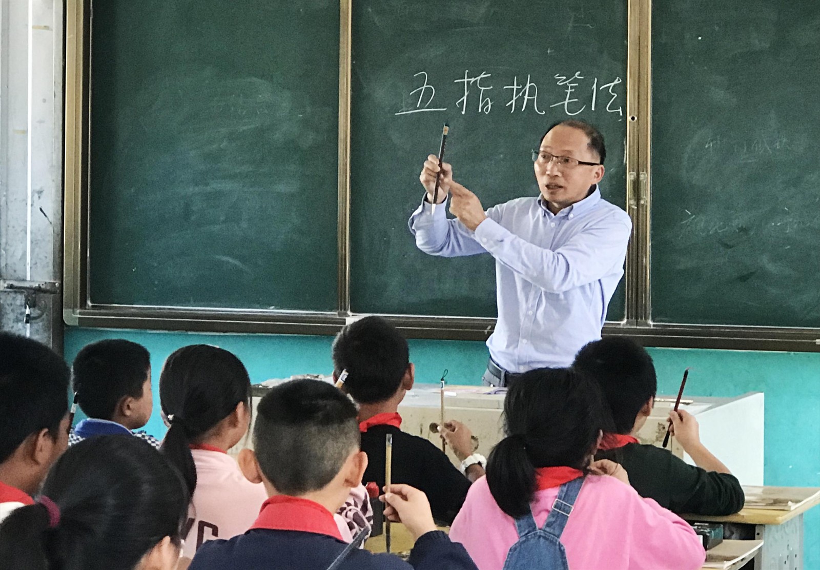 02为该校师生开展书法讲座.jpg 02为该校师生开展书法讲座.jpg
