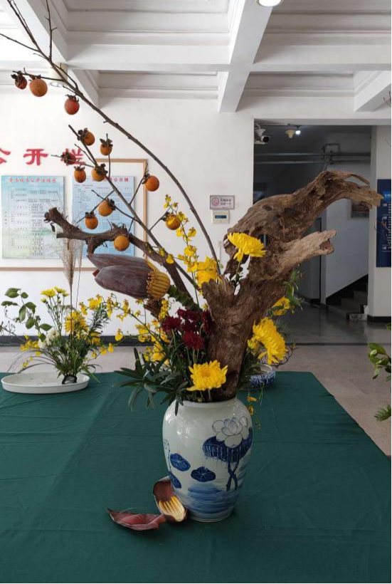 图片19中国传统插花作品在生物技术系一层大厅展示(拍摄:陈雪楠).jpg
