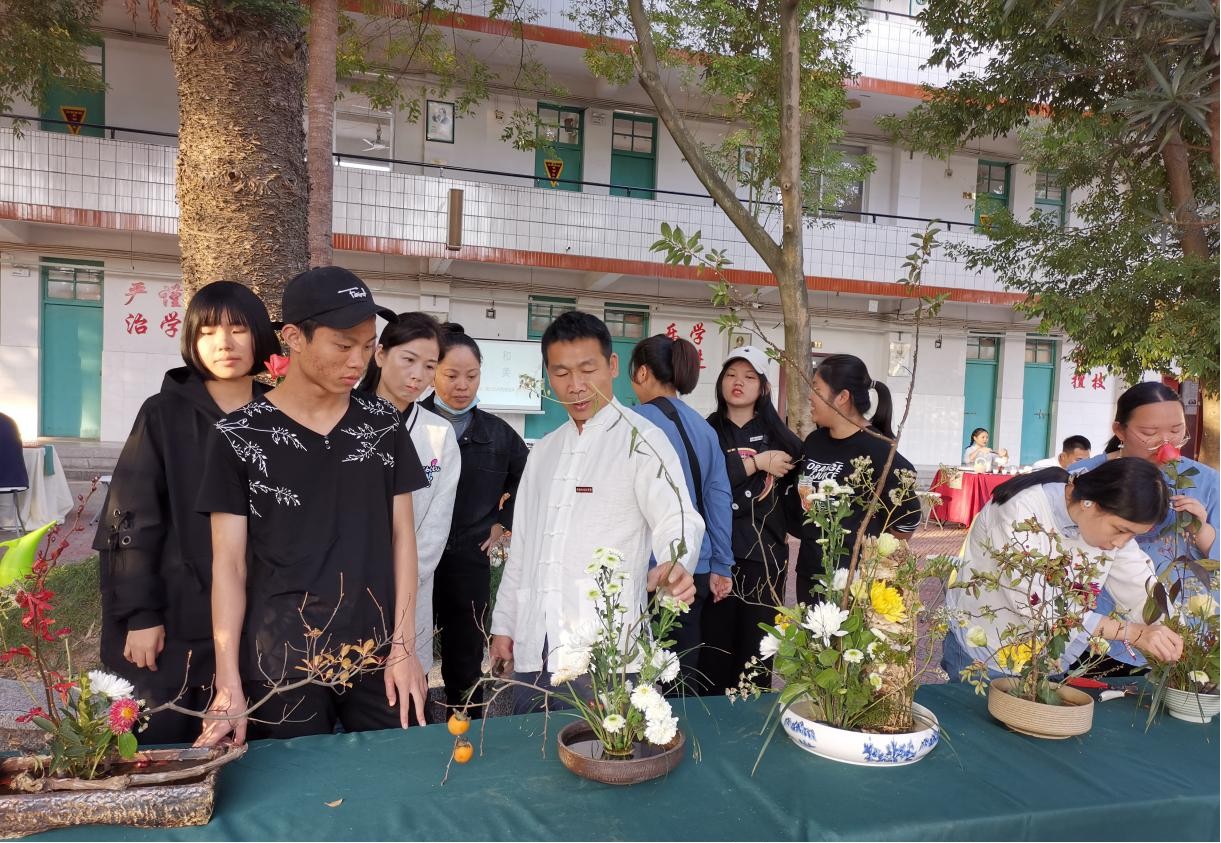 图片2钟幼雄老师在创作现场点评作品(拍摄🛸🏋🏿:罗义发).jpg