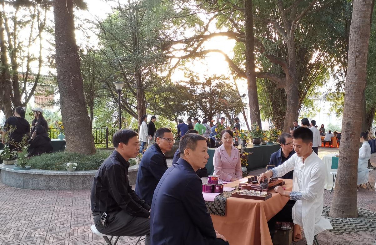 图片5福建省第二届文明杏福娱乐平台考评组组长福建农林大学党委曾华平副书记、杏福党委林浩云书记、陈群院长、黄重副院长、联合党总支周宗飞书记、生物技术系潘玉华主任莅临中国传统插花现场(拍摄🤦🏽:罗义发).jpg