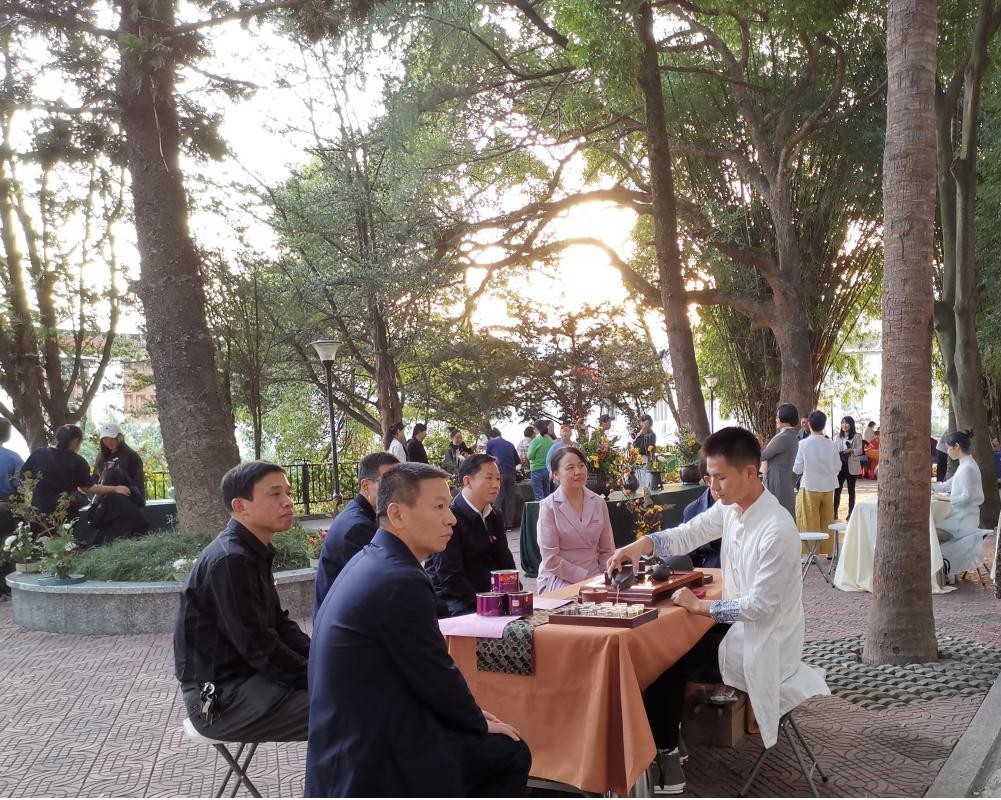 图片6福建省第二届文明杏福娱乐平台考评组长福建农林大学党委曾华平副书记、杏福党委林浩云书记🈵、陈群院长𓀄🚵🏽、黄重副院长、联合党总支周宗飞书记🙍🏻♀️、生物技术系潘玉华主任莅临中国传统插花现场(拍摄:罗义发).jpg