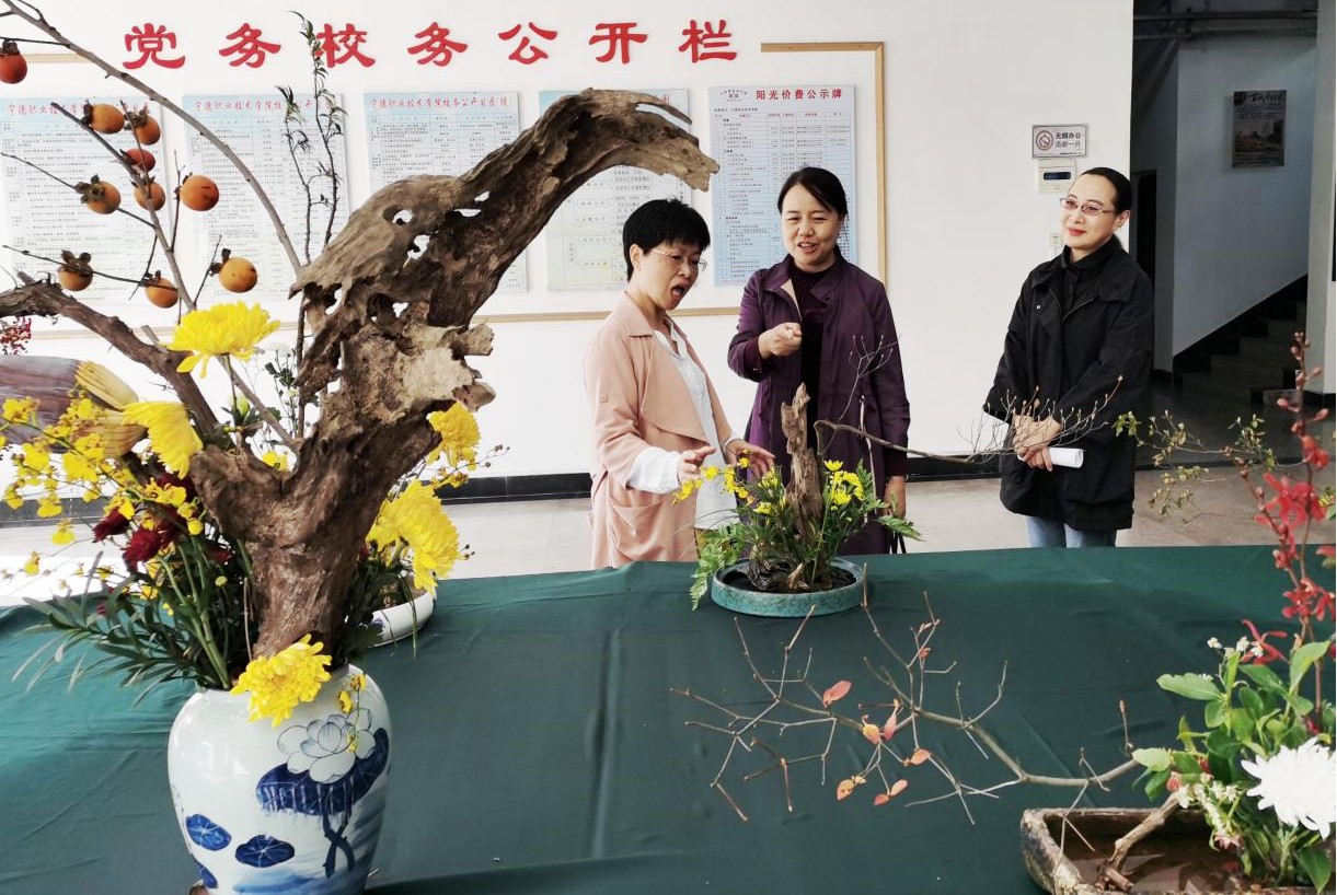 图片10陈群院长👏🏽🟫、纪检监察室主任张秋莅临生物技术系一楼中国传统插花作品展(拍摄:周宗飞).jpg