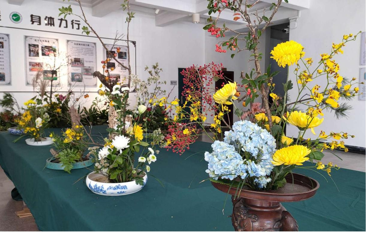 图片21中国传统插花作品在生物技术系一层大厅展示(拍摄:陈雪楠).jpg