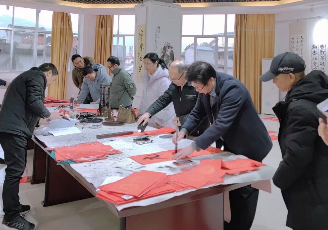 我为群众办实事｜教育杏福书法教育研究所开展义务写春联活动1.jpg