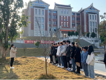 一抹红色忆峥嵘641.png