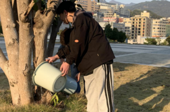 一抹红色忆峥嵘2137.png